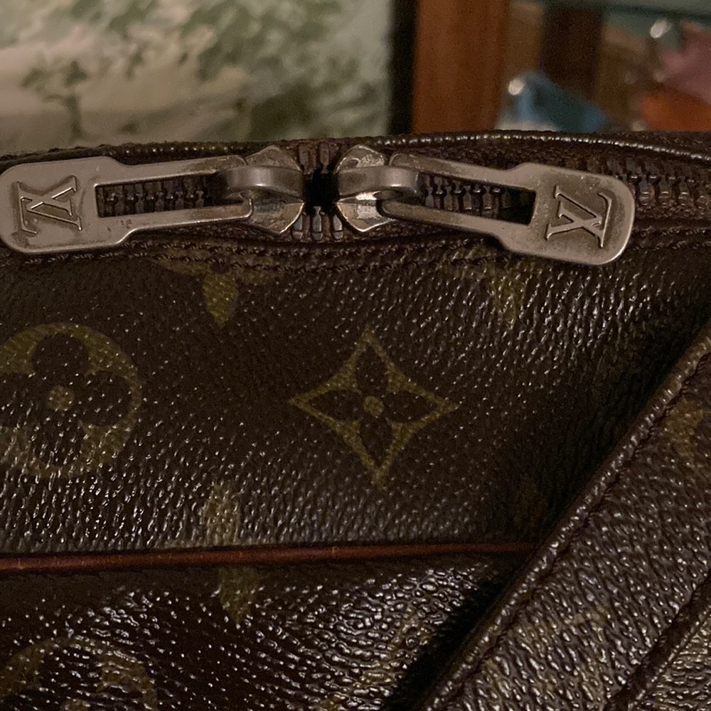 Louis Vuitton EUC XL Monogram Danube GM Shoulder Bag with Monogram strap w/COA - Picture 4 of 17